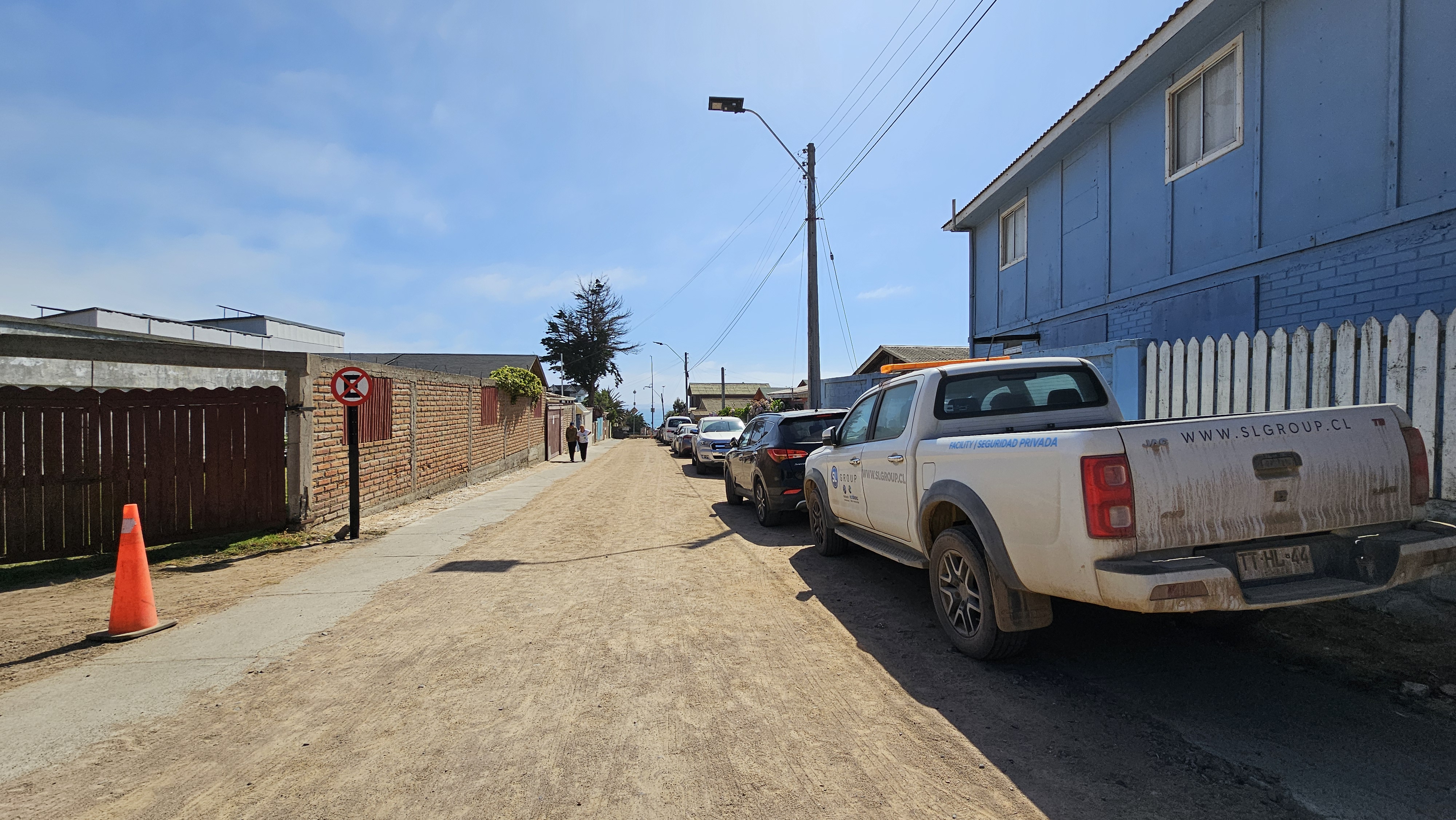 Fotografía del sendero para acceder al mirador, cuenta con un letrero para no estacionar